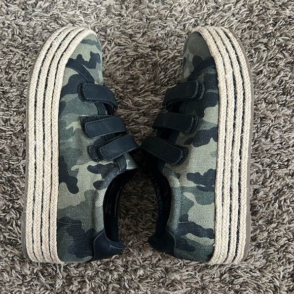 Women’s size 8 camo shoes - Picture 4 of 5